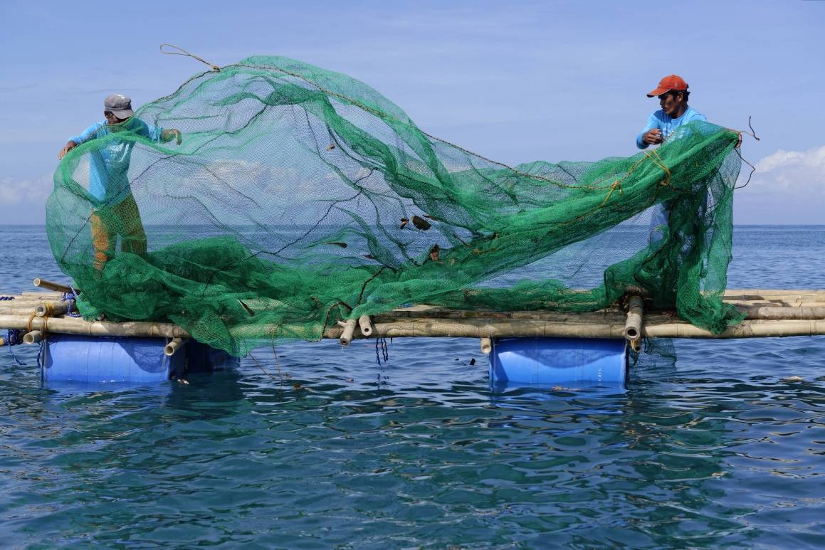 En ny ILO-rapport viser at arbeidsmarkedet forverres ytterligere på grunn av Ukraina-konflikten og andre kriser. Fiskere fra Barangay Acmac i Filippinene sier at de har lavere fangst etter den tropiske stormen Washi (Sendong). Foto: ILO/M. Crozet.